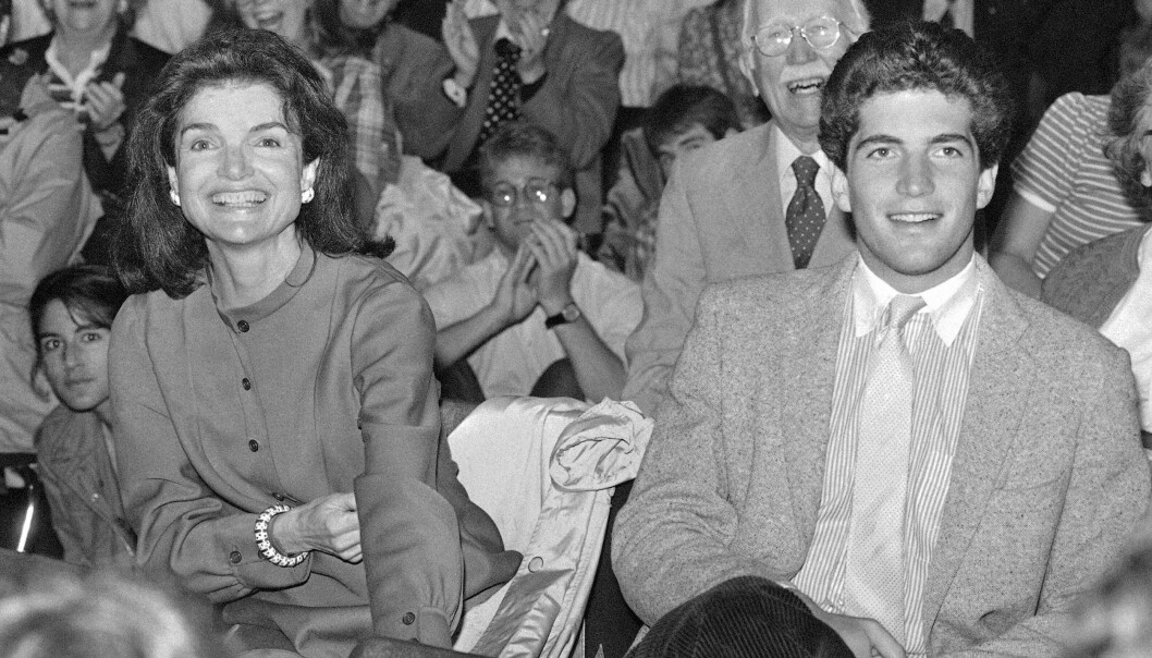 FORMANINGER: Jackie Kennedy ba på sine knær om at sønnen JFK jr. ikke måtte følge drømmene sine, og ta pilotlappen. Hun hadde nemlig fått det for seg at han kom til å dø i flystyrt. FOTO: NTB scanpix FORMANINGER: Jackie Kennedy ba på sine knær om at sønnen JFK jr. ikke måtte følge drømmene sine, og ta pilotlappen. Hun hadde nemlig fått det for seg at han kom til å dø i flystyrt. FOTO: NTB scanpix