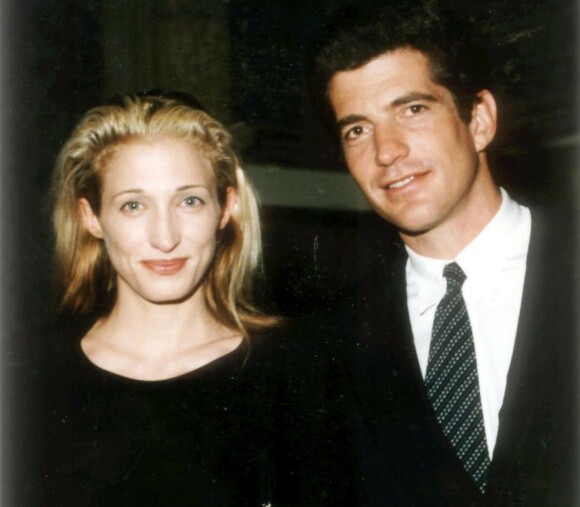 OMKOM: Carolyn Bessette og John F. Kennedy Jr. rakk bare å være gift i tre år, før de omkom i flyulykken 16. juli 1999. FOTO: NTB scanpix OMKOM: Carolyn Bessette og John F. Kennedy Jr. rakk bare å være gift i tre år, før de omkom i flyulykken 16. juli 1999. FOTO: NTB scanpix