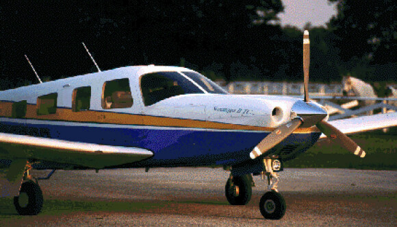 SMÅFLY: Et slikt fly, Piper Saratoga II TC, var det pilot John F. Kennedy Jr. manøvrerte da flyet styrtet i 1999. FOTO: NTB scanpix SMÅFLY: Et slikt fly, Piper Saratoga II TC, var det pilot John F. Kennedy Jr. manøvrerte da flyet styrtet i 1999. FOTO: NTB scanpix