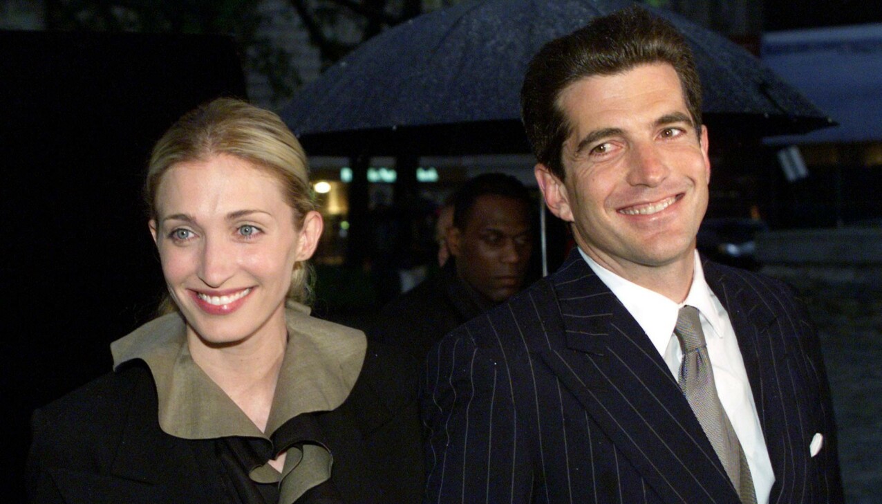 MYTEOMSPUNNEDE: I dag, 21 år etter dødsulykken, hadde Carolyn Bessette og ektemannen John F. Kennedy jr. vært henholdsvis 54 og 59 år. FOTO: NTB scanpix MYTEOMSPUNNEDE: I dag, 21 år etter dødsulykken, hadde Carolyn Bessette og ektemannen John F. Kennedy jr. vært henholdsvis 54 og 59 år. FOTO: NTB scanpix