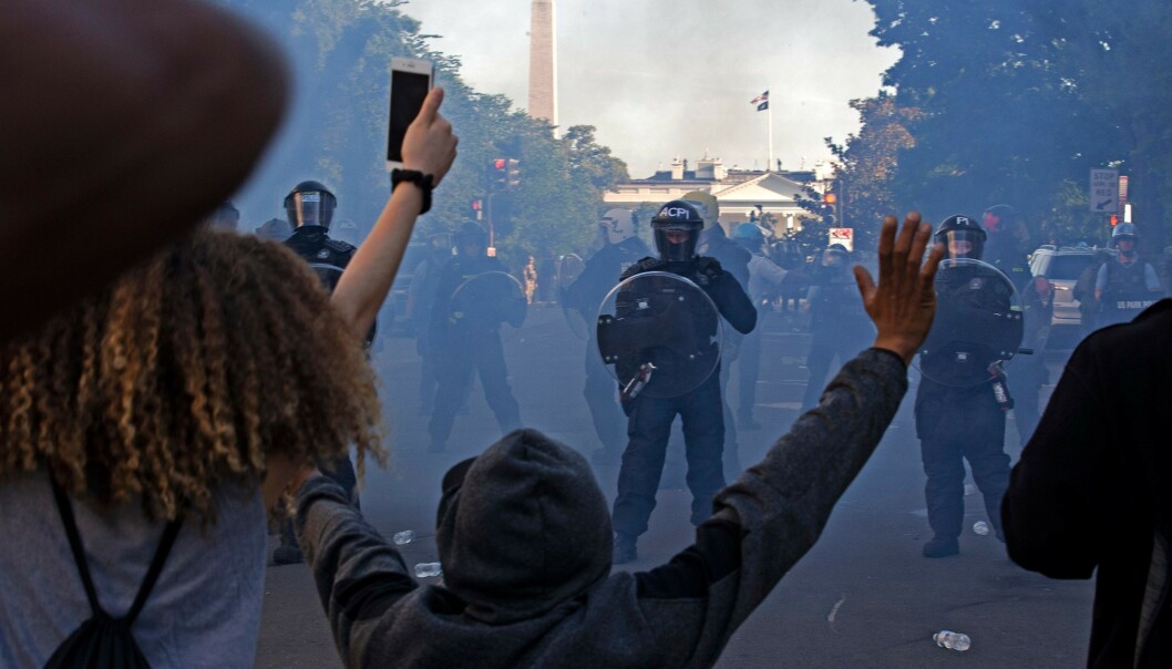 TÅREGASS: Tåregass og gummikuler ble brukt mot det som har blitt beskrevet som fredelige demonstranter da området måtte ryddes for Donald Trumps korte utflukt fra Det hvite hus. Foto: AFP TÅREGASS: Tåregass og gummikuler ble brukt mot det som har blitt beskrevet som fredelige demonstranter da området måtte ryddes for Donald Trumps korte utflukt fra Det hvite hus. Foto: AFP