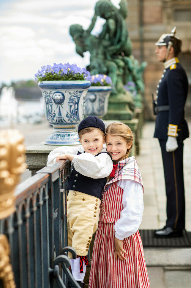 BROR OG SØSTER: Prinsesse Estelle og lillebror prins Daniel var pyntet til fest under fotograferingen, og smilte pent til fotografen - som seg hør og bør. Foto: Det svenske kongehuet BROR OG SØSTER: Prinsesse Estelle og lillebror prins Daniel var pyntet til fest under fotograferingen, og smilte pent til fotografen - som seg hør og bør. Foto: Det svenske kongehuet