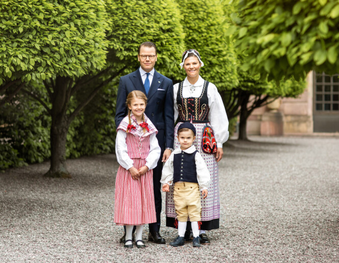 KRONPRINSESSEFAMILIEN: Her poserer hele familien samlet. Foto: Det svenske kongehuset KRONPRINSESSEFAMILIEN: Her poserer hele familien samlet. Foto: Det svenske kongehuset