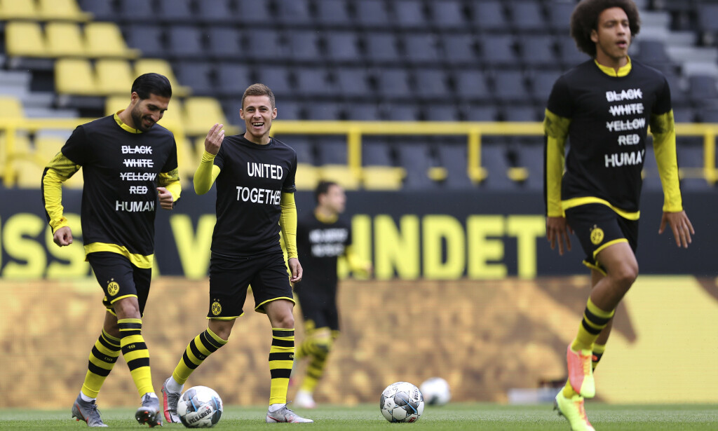MARKERING: Borussia Dortmunds spillere varmer opp med antirasistiske budskap på trøyene før seriekampen mot Hertha Berlin lørdag. Foto: Lars Baron, Pool via AP / NTB scanpix MARKERING: Borussia Dortmunds spillere varmer opp med antirasistiske budskap på trøyene før seriekampen mot Hertha Berlin lørdag. Foto: Lars Baron, Pool via AP / NTB scanpix