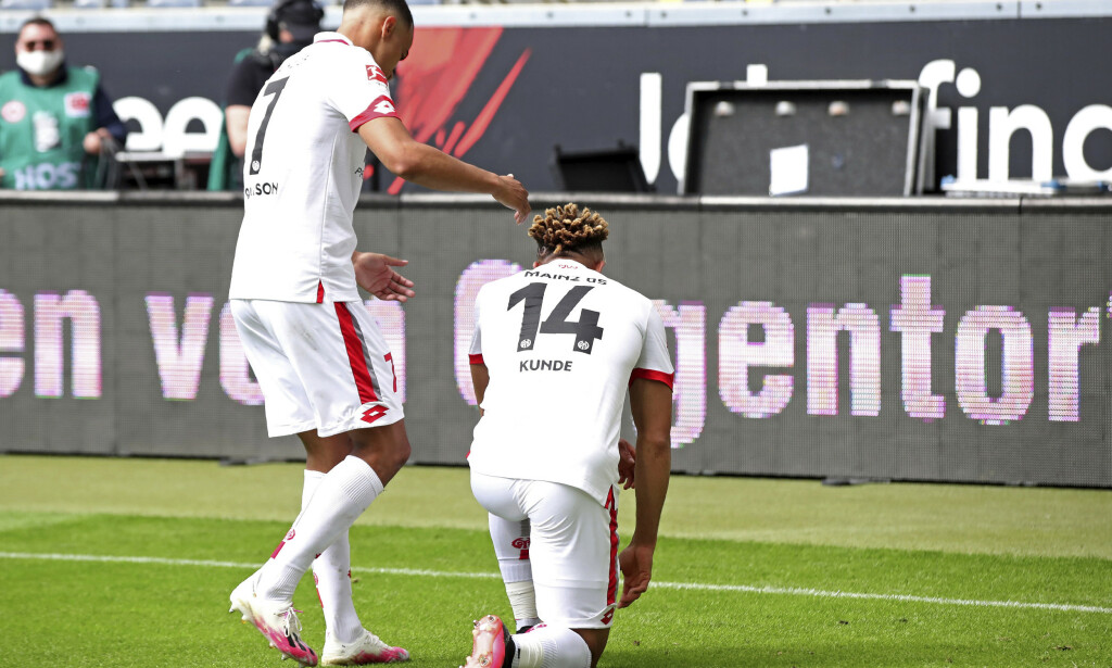 NED PÅ KNE: Mainz-spiller Pierre Kunde går ned på kne etter å ha scoret i borteseieren mot Eintracht Frankfurt lørdag, en av mange antirasistiske markeringer på tyske fotballarenaer i helgen. Foto: Alexander Hassenstein, Pool via AP / NTB scanpix NED PÅ KNE: Mainz-spiller Pierre Kunde går ned på kne etter å ha scoret i borteseieren mot Eintracht Frankfurt lørdag, en av mange antirasistiske markeringer på tyske fotballarenaer i helgen. Foto: Alexander Hassenstein, Pool via AP / NTB scanpix