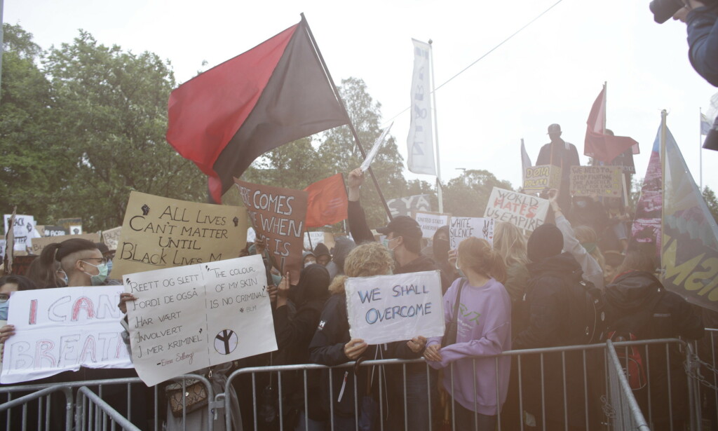 FLAGG: Det sorte og røde flagget forbindes med flere anarkistiske bevegelser, deriblant Antifa. Bilde tatt under demonstrasjonen i Oslo fredag. Foto: Bjørn Langsem / Dagbladet FLAGG: Det sorte og røde flagget forbindes med flere anarkistiske bevegelser, deriblant Antifa. Bilde tatt under demonstrasjonen i Oslo fredag. Foto: Bjørn Langsem / Dagbladet