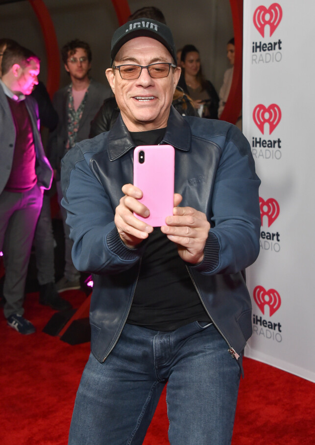 2020: Jean-Claude Van Damme er fortsatt å se på røde løpere. Her under iHeartRadio Podcast Award i Los Angeles tidligere i år. Foto: NTB Scanpix 2020: Jean-Claude Van Damme er fortsatt å se på røde løpere. Her under iHeartRadio Podcast Award i Los Angeles tidligere i år. Foto: NTB Scanpix