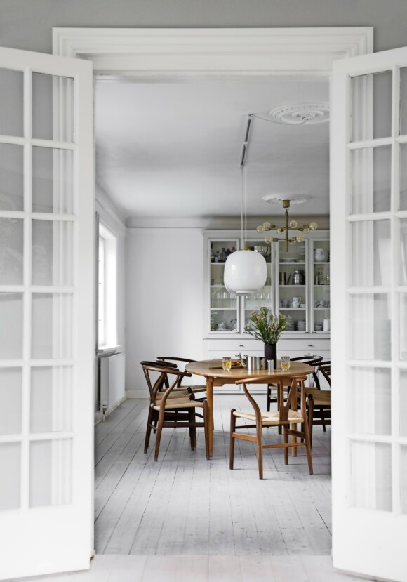 Spisebordet og stolene er designet av Hans
J. Wegner, og skapet er bygget av en snekker. Tips! Møbler i tre gir varme til et rom som er malt i en enkel, kjølig farge. FOTO: Kira Brandt Spisebordet og stolene er designet av Hans
J. Wegner, og skapet er bygget av en snekker. Tips! Møbler i tre gir varme til et rom som er malt i en enkel, kjølig farge. FOTO: Kira Brandt