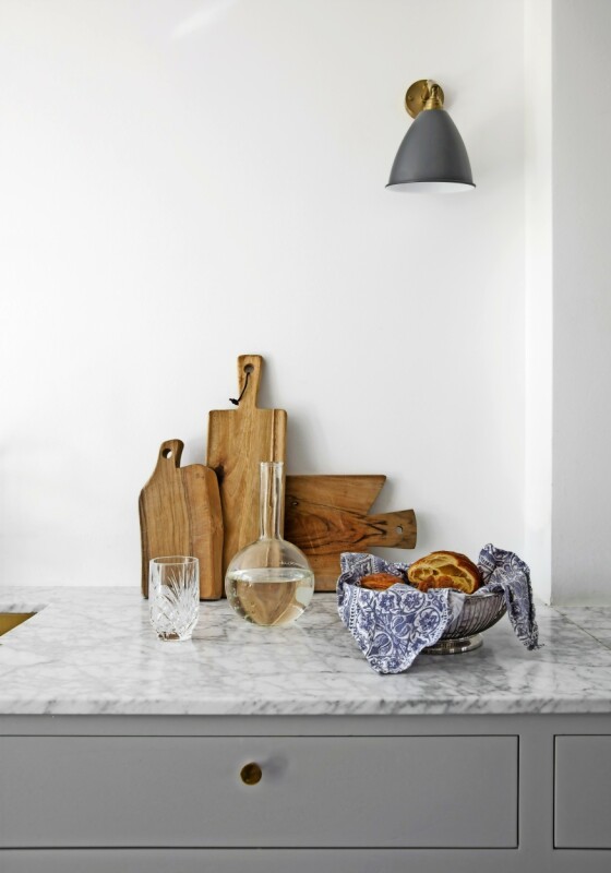 Kathrine sørger for å la blått gå igjen flere steder – som her på kjøkkenhåndkleet i brødkurven. FOTO: Kira Brandt Kathrine sørger for å la blått gå igjen flere steder – som her på kjøkkenhåndkleet i brødkurven. FOTO: Kira Brandt