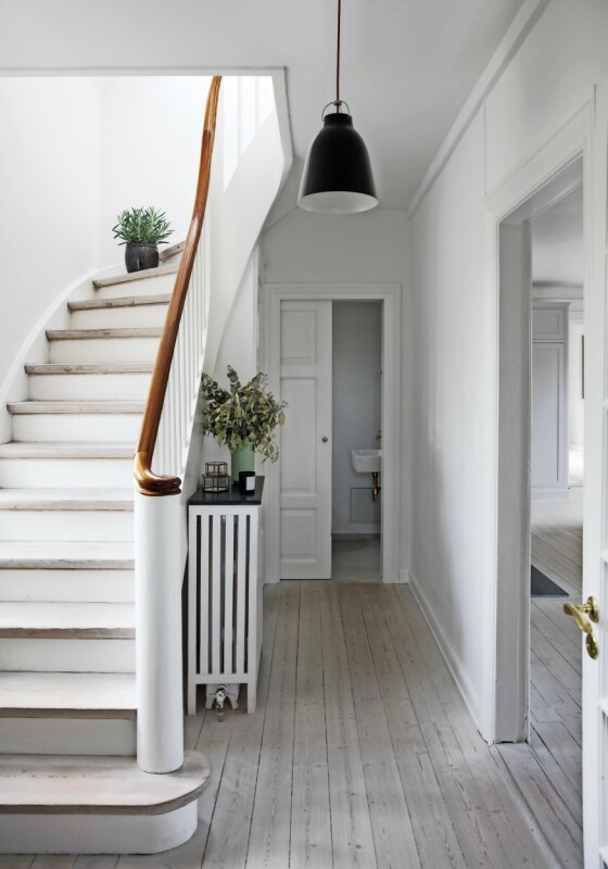 I entreen får den flotte trappen lov til at stjele all oppmerksomheten. En skyvedør virker plassbesparende inn mot det nye badet. Lampen er fra Fritz Hansen. Tips! Fyll vaser med grønne greiner og vekster fra hagen, det skal ikke så mye til for å skape litt lun stemning. FOTO: Kira Brandt I entreen får den flotte trappen lov til at stjele all oppmerksomheten. En skyvedør virker plassbesparende inn mot det nye badet. Lampen er fra Fritz Hansen. Tips! Fyll vaser med grønne greiner og vekster fra hagen, det skal ikke så mye til for å skape litt lun stemning. FOTO: Kira Brandt