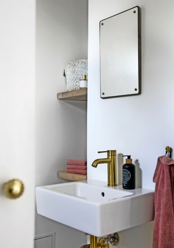 Utnytt de morsomme hulrommene som ofte er i gamle hus, slik Kathrine her har gjort på badet. FOTO: Kira Brandt Utnytt de morsomme hulrommene som ofte er i gamle hus, slik Kathrine her har gjort på badet. FOTO: Kira Brandt