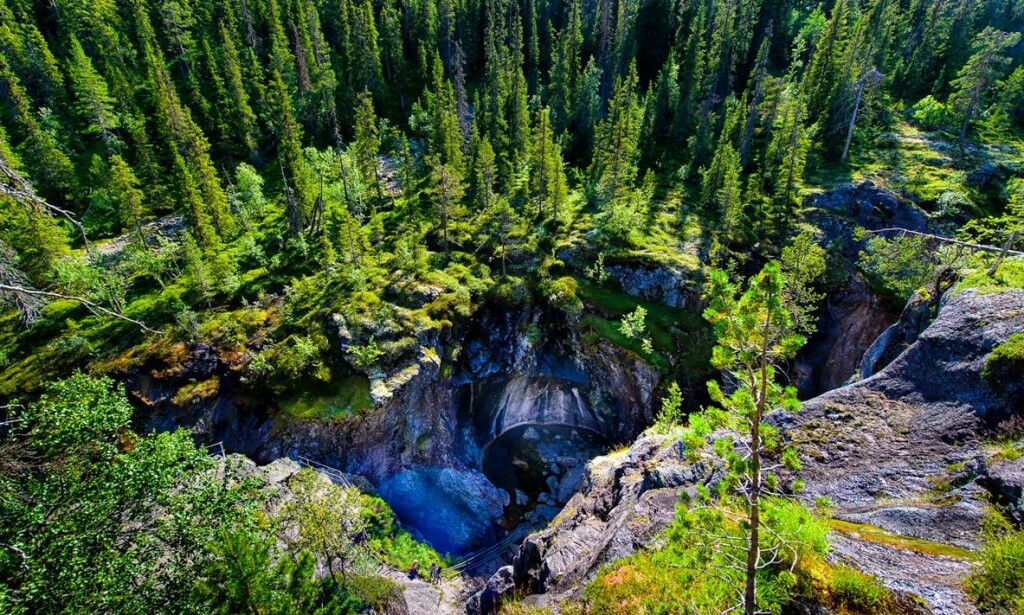 Opplevelse: De enorme jettegrytene er en naturopplevelse man bør få med seg i sommer. Foto: Ian Brodie Opplevelse: De enorme jettegrytene er en naturopplevelse man bør få med seg i sommer. Foto: Ian Brodie