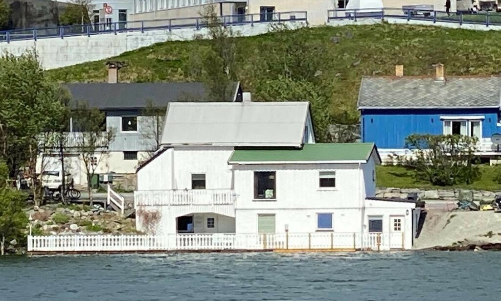 OVER BREDDENE: Huset til Tomi Dahl, samboeren og deres tre barn i Hammerfest ligger faretruende nær Storvannets høye vannstand. Foto: Privat OVER BREDDENE: Huset til Tomi Dahl, samboeren og deres tre barn i Hammerfest ligger faretruende nær Storvannets høye vannstand. Foto: Privat