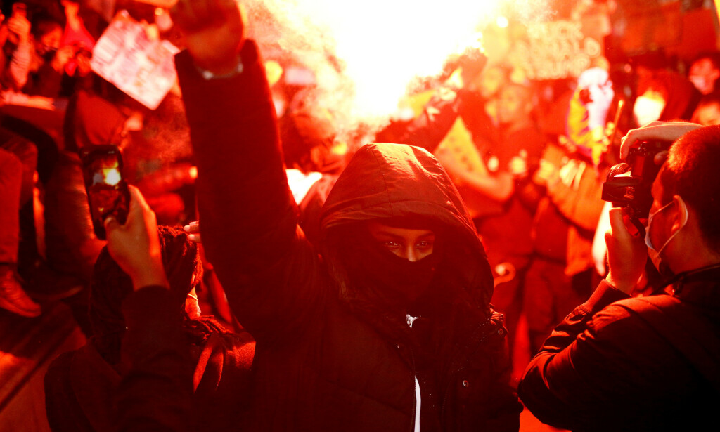 PROTESTER: Demonstrantene fant også veien til Downing street i London. Foto: Reuters PROTESTER: Demonstrantene fant også veien til Downing street i London. Foto: Reuters