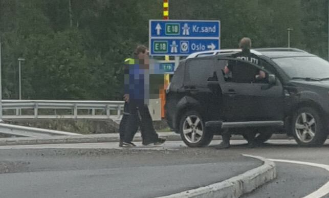 PÅGRIPELSE: Her blir en av mennene pågrepet ved Valle nord for Kragerø etter politiaksjonen: Foto: Kristoffer Isaksen PÅGRIPELSE: Her blir en av mennene pågrepet ved Valle nord for Kragerø etter politiaksjonen: Foto: Kristoffer Isaksen