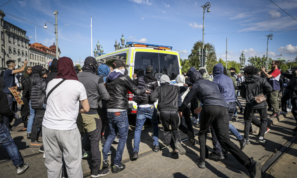 ANGREP POLITIBILENE: Flasker og stein ble kastet mot politiet, og vindusruter skal ha blitt knust på et kjøpesenter. Foto: TT NYHETSBYRÅN / NTB scanpix ANGREP POLITIBILENE: Flasker og stein ble kastet mot politiet, og vindusruter skal ha blitt knust på et kjøpesenter. Foto: TT NYHETSBYRÅN / NTB scanpix