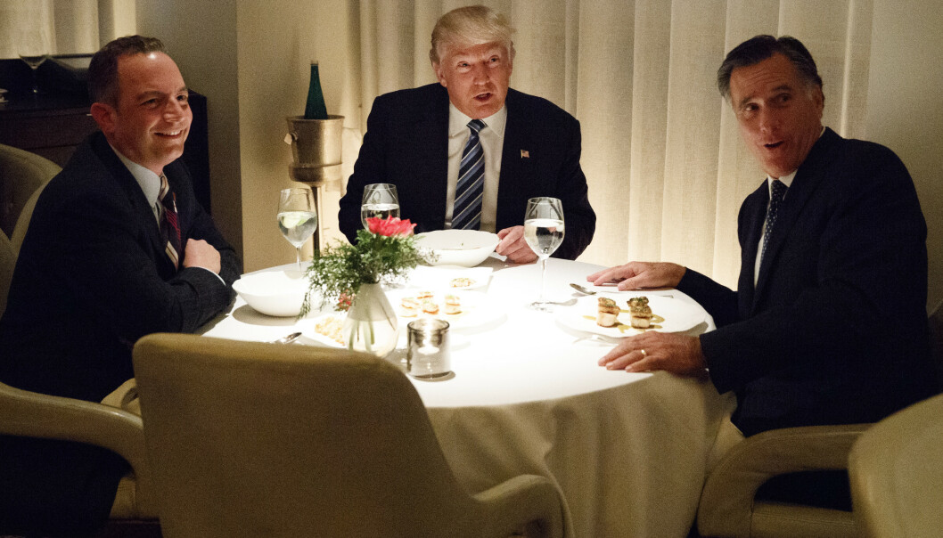 MØTTES: Like etter at Donald Trump ble valgt i november 2016, møtte han Mitt Romney. Den gangen skal Romney ha vært aktuell som utenriksminister. Til venstre på bildet er Trumps første stabssjef, Reince Priebus. Foto: AP Photo/Evan Vucci MØTTES: Like etter at Donald Trump ble valgt i november 2016, møtte han Mitt Romney. Den gangen skal Romney ha vært aktuell som utenriksminister. Til venstre på bildet er Trumps første stabssjef, Reince Priebus. Foto: AP Photo/Evan Vucci