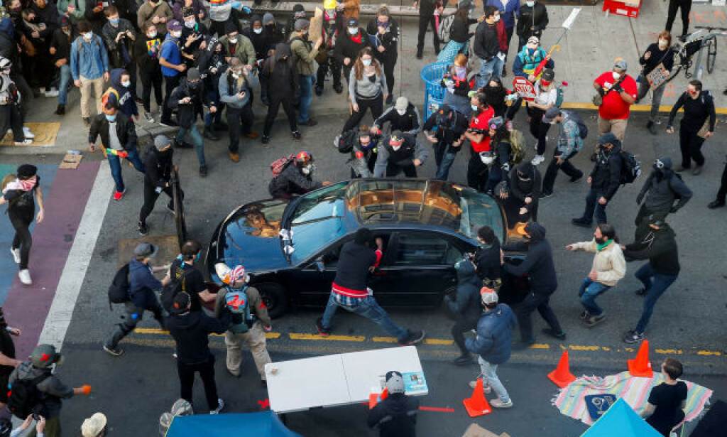 KJØRTE INN: En mann kjørte inn i en folkemengde i Seattle. Foto: Reuters/NTB Scanpix. KJØRTE INN: En mann kjørte inn i en folkemengde i Seattle. Foto: Reuters/NTB Scanpix.