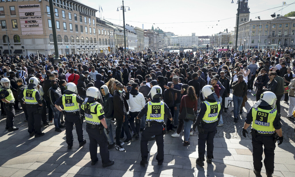 SVERIGE: Politi og demonstranter i Göteborg søndag under en antirasistisk demonstrasjon søndag. Foto: Adam Ihse / TT / NTB scanpix SVERIGE: Politi og demonstranter i Göteborg søndag under en antirasistisk demonstrasjon søndag. Foto: Adam Ihse / TT / NTB scanpix