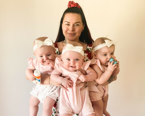 AMMET OG PUMPET: Sanne anslår at hun gjennom å pumpe morsmelk har spart familien for minst 150.000 kroner i morsmelkerstatning-utgifter! FOTO: Privat AMMET OG PUMPET: Sanne anslår at hun gjennom å pumpe morsmelk har spart familien for minst 150.000 kroner i morsmelkerstatning-utgifter! FOTO: Privat