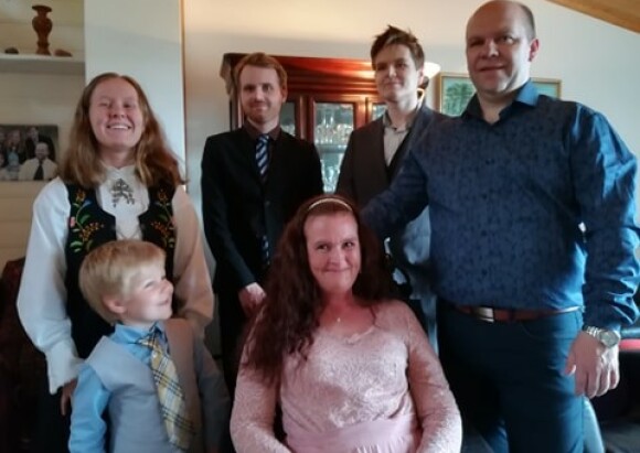 FAMILIEN SAMLET: Vivian har stor støtte i barna og samboer Geir Håvard. FOTO: Privat FAMILIEN SAMLET: Vivian har stor støtte i barna og samboer Geir Håvard. FOTO: Privat