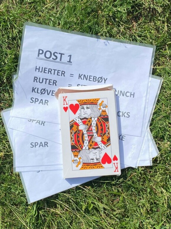 SVETT OG ANDPUSTEN AV KORTSPILL: - Ja, det er fullt mulig, sier personlig trener Elisabeth Rolsdorph som ofte bruker kortstokken i sine treningstimer. Foto: Privat SVETT OG ANDPUSTEN AV KORTSPILL: - Ja, det er fullt mulig, sier personlig trener Elisabeth Rolsdorph som ofte bruker kortstokken i sine treningstimer. Foto: Privat