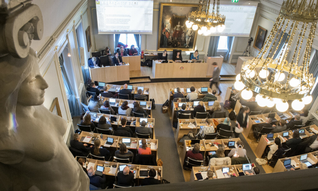 HER HENGER DET: Bak ordføreren i bystyresalen i Bergen. Foto: NTB Scanpix HER HENGER DET: Bak ordføreren i bystyresalen i Bergen. Foto: NTB Scanpix