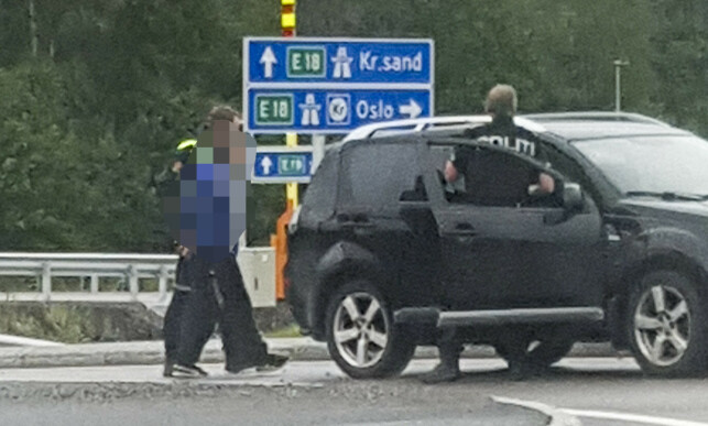 FØRT BORT: Her føres den ene siktede inn i en sivil politibil etter pågripelsen. Foto: Kristoffer Isaksen / NTB Scanpix FØRT BORT: Her føres den ene siktede inn i en sivil politibil etter pågripelsen. Foto: Kristoffer Isaksen / NTB Scanpix