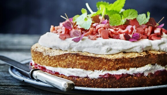 Mandelkake med rabarbra Mandelkake med rabarbra