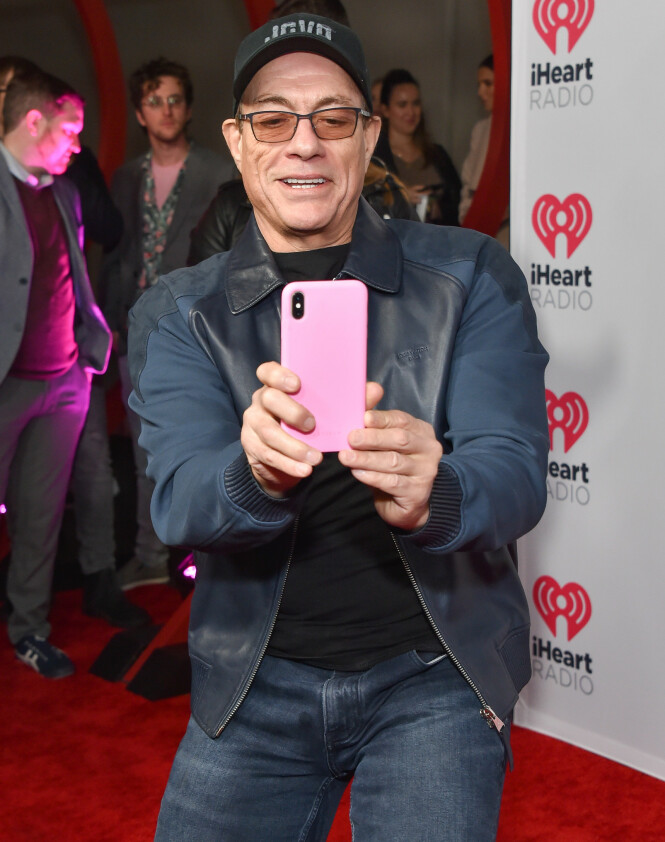 2020: Jean-Claude Van Damme er fortsatt å se på røde løpere. Her under iHeartRadio Podcast Award i Los Angeles tidligere i år. Foto: NTB Scanpix 2020: Jean-Claude Van Damme er fortsatt å se på røde løpere. Her under iHeartRadio Podcast Award i Los Angeles tidligere i år. Foto: NTB Scanpix