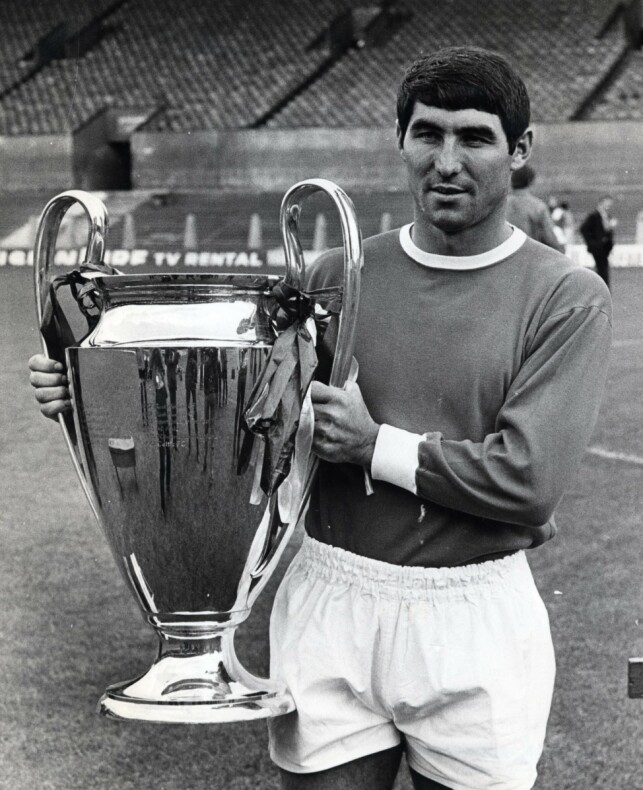 STORT ØYEBLIKK: Tony Dunne løfter trofeet som viser at Manchester United vant Europacupfinalen i 1968. Laget slo Benfica 4-1 på Wembley. Foto: NTB scanpix STORT ØYEBLIKK: Tony Dunne løfter trofeet som viser at Manchester United vant Europacupfinalen i 1968. Laget slo Benfica 4-1 på Wembley. Foto: NTB scanpix