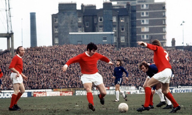 FLOTTE MINNER: Tony Dunne (i midten) i aksjon mot Chelsea i 1971. Foto: NTB scanpix FLOTTE MINNER: Tony Dunne (i midten) i aksjon mot Chelsea i 1971. Foto: NTB scanpix