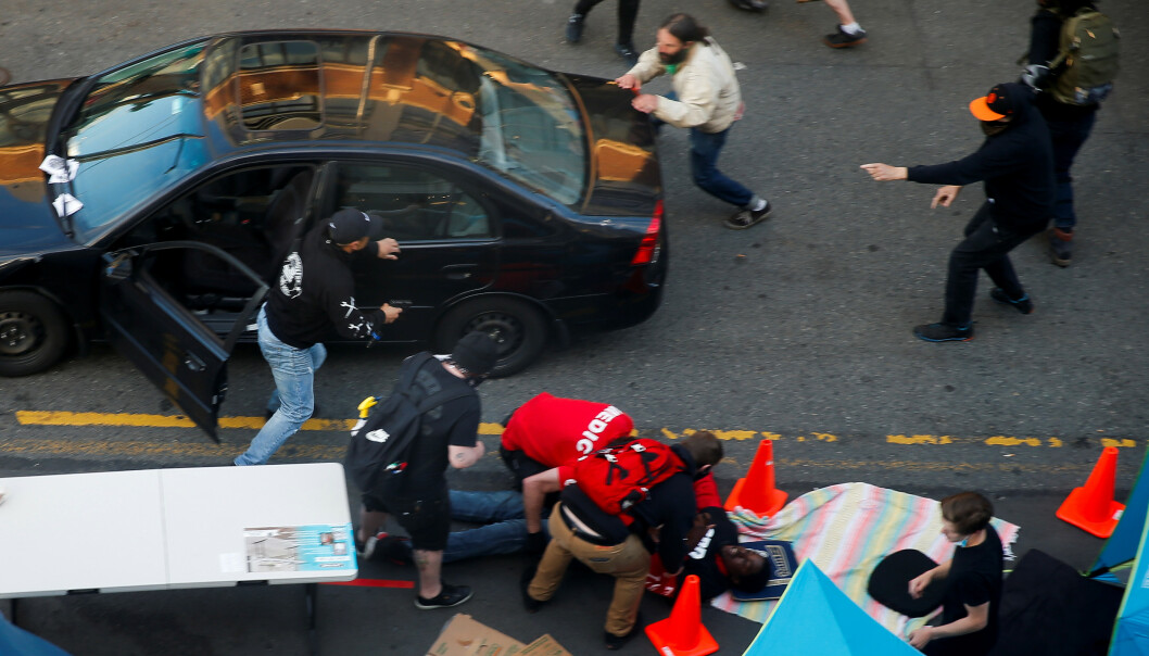 DRAMATISK: En mann stormer ut av en bil i Seattle med en pistol etter å ha kjørt inn i folkmengden søndag kveld. Foto: REUTERS/Lindsey Wasson DRAMATISK: En mann stormer ut av en bil i Seattle med en pistol etter å ha kjørt inn i folkmengden søndag kveld. Foto: REUTERS/Lindsey Wasson