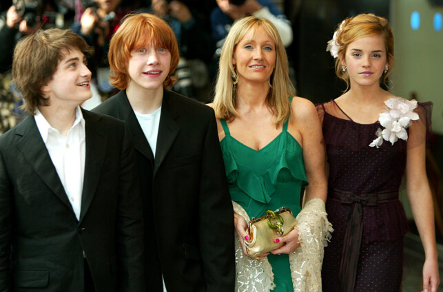 2004: Her er Daniel Radcliffe avbildet sammen med Rupert Grint, J.K Rowling og Emma Watson under premieren av «Harry Potter and the Prisoner of Azkaban» i London. Foto: NTB Scanpix 2004: Her er Daniel Radcliffe avbildet sammen med Rupert Grint, J.K Rowling og Emma Watson under premieren av «Harry Potter and the Prisoner of Azkaban» i London. Foto: NTB Scanpix
