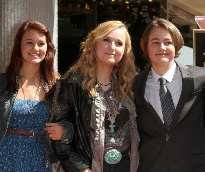 DATTER OG SØNN: Melissa Etheridge (i midten) med datteren Bailey og sønnen Beckett i 2011 da artisten fikk stjerne på Hollywood Walk of Fame. Foto: NTB Scanpix DATTER OG SØNN: Melissa Etheridge (i midten) med datteren Bailey og sønnen Beckett i 2011 da artisten fikk stjerne på Hollywood Walk of Fame. Foto: NTB Scanpix
