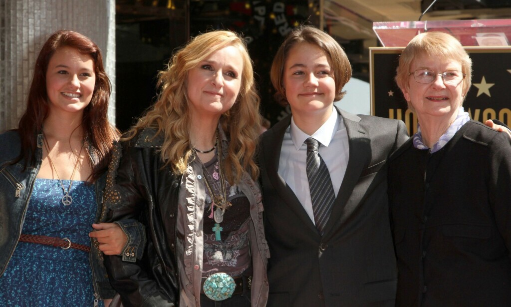 DATTER OG SØNN: Melissa Etheridge (i midten) med datteren Bailey og sønnen Beckett i 2011 da artisten fikk stjerne på Hollywood Walk of Fame. Foto: NTB Scanpix DATTER OG SØNN: Melissa Etheridge (i midten) med datteren Bailey og sønnen Beckett i 2011 da artisten fikk stjerne på Hollywood Walk of Fame. Foto: NTB Scanpix