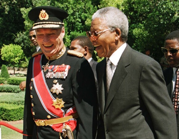 PÅ BESØK: Kong Harald og president Nelson Mandela i lystig passiar om severdighetene i Cape Town. Dette er fra et besøk i 1998.FOTO: Lise Åserud / NTB scanpix PÅ BESØK: Kong Harald og president Nelson Mandela i lystig passiar om severdighetene i Cape Town. Dette er fra et besøk i 1998.FOTO: Lise Åserud / NTB scanpix