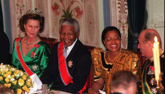 GALLAMIDDAG: I 1999 hadde kongeparet president Nelson Mandela og hans kone fru Graca Machel til bords under en gallamiddag, i forbindelse med statsbesøket fra Sør-Afrika. Det er tydelig å se at de fire var gode og nære venner. FOTO: Erik Johansen / NTB scanpix GALLAMIDDAG: I 1999 hadde kongeparet president Nelson Mandela og hans kone fru Graca Machel til bords under en gallamiddag, i forbindelse med statsbesøket fra Sør-Afrika. Det er tydelig å se at de fire var gode og nære venner. FOTO: Erik Johansen / NTB scanpix