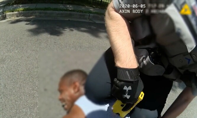 USA: Videoen viser hvordan mannen blir lagt i bakken av politiet og skutt på med elektrosjokkvåpen. Foto: AP / Fairfax PD. USA: Videoen viser hvordan mannen blir lagt i bakken av politiet og skutt på med elektrosjokkvåpen. Foto: AP / Fairfax PD.
