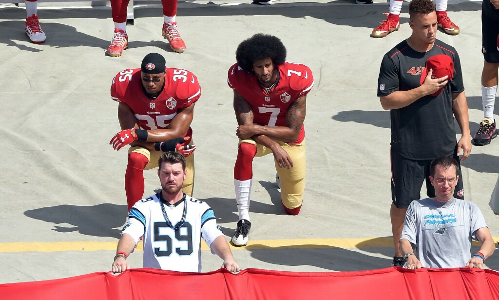 KNELET: Colin Kaepernick sammen med den tidligere lagkameraten i San Francisco 49ers, Eric Reid. Foto: NTB Scanpix KNELET: Colin Kaepernick sammen med den tidligere lagkameraten i San Francisco 49ers, Eric Reid. Foto: NTB Scanpix