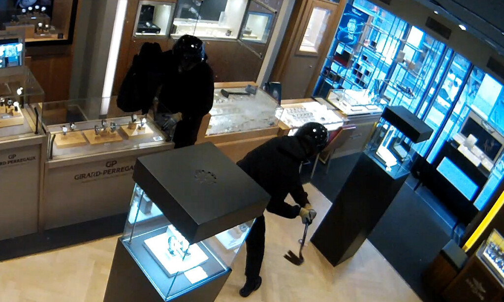 VOLDSOMT: Ranerne gikk hardt til verks på glassmonterne i butikken. Foto: Politiet. VOLDSOMT: Ranerne gikk hardt til verks på glassmonterne i butikken. Foto: Politiet.