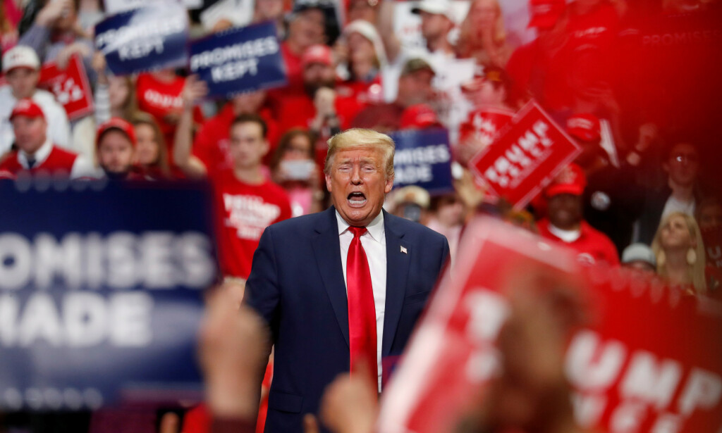 I KJENT STIL: Donald Trump under et valgmøte i Nord-Carolina 2. mars 2020. I løpet av de to neste ukene vil Trump gjenoppta valgkampanjen sin. Foto: NTB Scanpix I KJENT STIL: Donald Trump under et valgmøte i Nord-Carolina 2. mars 2020. I løpet av de to neste ukene vil Trump gjenoppta valgkampanjen sin. Foto: NTB Scanpix