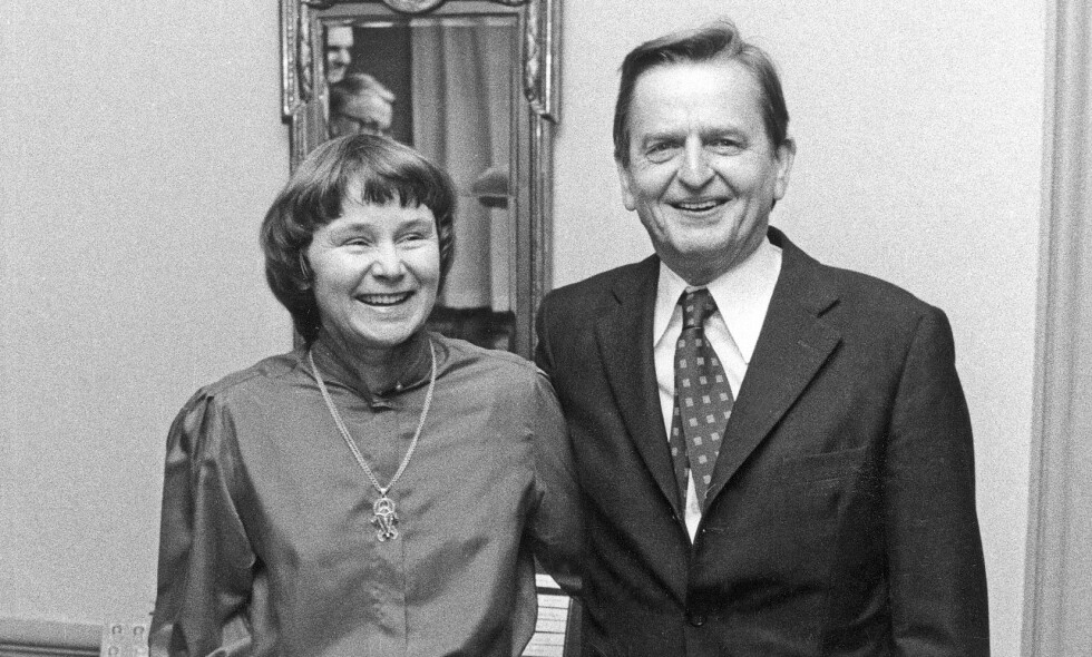 VELKJENTE FJES: Ekteparet Lisbet og Olof Palme under et kulturarrangement i 1982. De to var Sveriges statsministerpar i til sammen elleve år.
Foto: Jan Collsi / Pressens Bild / TT / NTB Scanpix VELKJENTE FJES: Ekteparet Lisbet og Olof Palme under et kulturarrangement i 1982. De to var Sveriges statsministerpar i til sammen elleve år.
Foto: Jan Collsi / Pressens Bild / TT / NTB Scanpix
