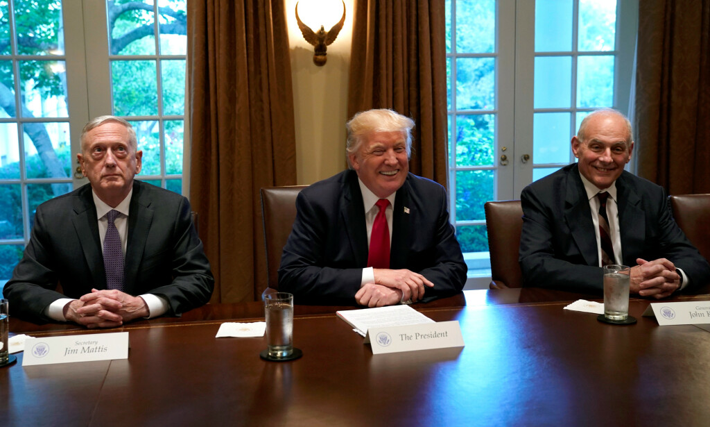 DET HVITE HUS: President Donald Trump under en brifing med militære ledere. Til venstre sitter Jim Mattis og til høyre sitter John Kelly. Bildet er tatt i oktober 2017. Foto: Reuters DET HVITE HUS: President Donald Trump under en brifing med militære ledere. Til venstre sitter Jim Mattis og til høyre sitter John Kelly. Bildet er tatt i oktober 2017. Foto: Reuters