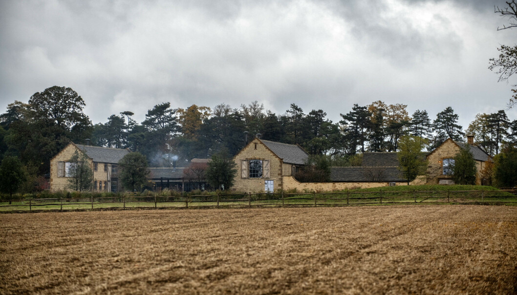 LANDLIG: Beckham-parets eiendom i Oxfordshire ligger skjermet til og består av flere bygninger. Nå vil de skjerpe sikkerheten. Foto: Splash News/NTB Scanpix LANDLIG: Beckham-parets eiendom i Oxfordshire ligger skjermet til og består av flere bygninger. Nå vil de skjerpe sikkerheten. Foto: Splash News/NTB Scanpix