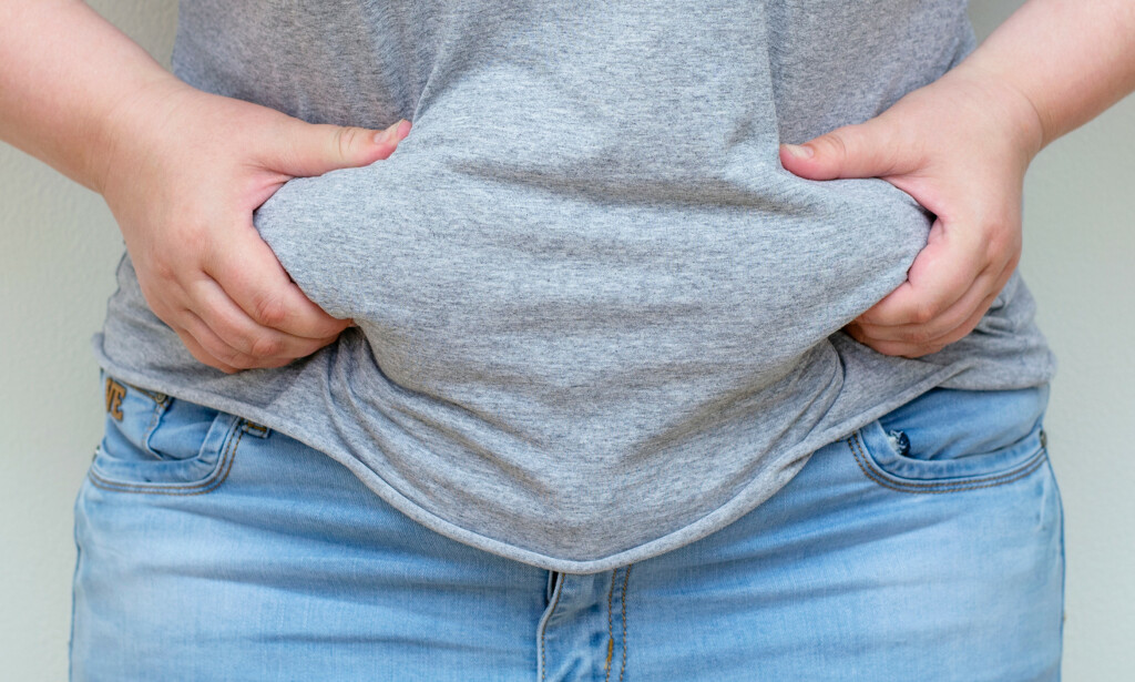 MER FETT: De hormonelle endringene i forbindelse med overgangsalderen kan føre til at du lettere legger på deg rundt hoftene og lårene, men kanskje aller mest rundt magen. Foto: NTB Scanpix/Shutterstock MER FETT: De hormonelle endringene i forbindelse med overgangsalderen kan føre til at du lettere legger på deg rundt hoftene og lårene, men kanskje aller mest rundt magen. Foto: NTB Scanpix/Shutterstock