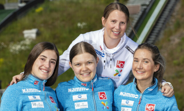 «PROSJEKT 2022 »: Line Jahr med «Prosjekt 2022 »-hopperne Eva Elise Johansen Amble (t.v.), Karoline Bjerke Skatvedt og Karoline Andrea Røstad. Foto: Norges Skiforbund «PROSJEKT 2022 »: Line Jahr med «Prosjekt 2022 »-hopperne Eva Elise Johansen Amble (t.v.), Karoline Bjerke Skatvedt og Karoline Andrea Røstad. Foto: Norges Skiforbund