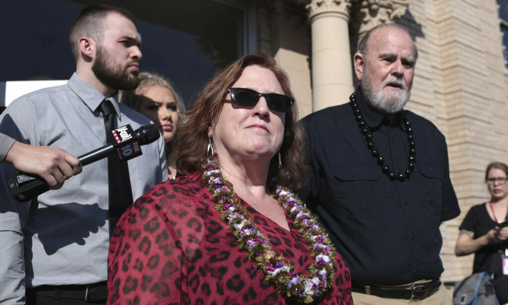 BESTEFORELDRE: Kay Woodcock (foran) og og Larry Woodcock (t.h.) er besteforeldrene til JJ. Foto: John Roark/The Idaho Post-Register via AP, Pool BESTEFORELDRE: Kay Woodcock (foran) og og Larry Woodcock (t.h.) er besteforeldrene til JJ. Foto: John Roark/The Idaho Post-Register via AP, Pool