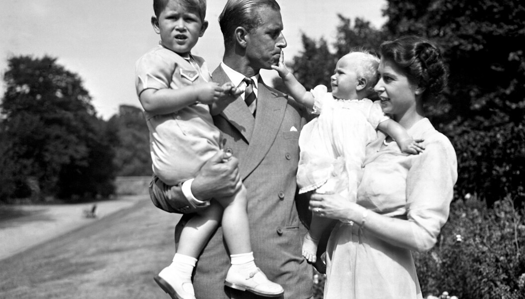 GAMLE DAGER: Her er prins Philip og den daværende kronprinsesse Elizabeth sammen med barna prinsesse Anne og prins Charles, i 1951. Foto: NTB Scanpix GAMLE DAGER: Her er prins Philip og den daværende kronprinsesse Elizabeth sammen med barna prinsesse Anne og prins Charles, i 1951. Foto: NTB Scanpix
