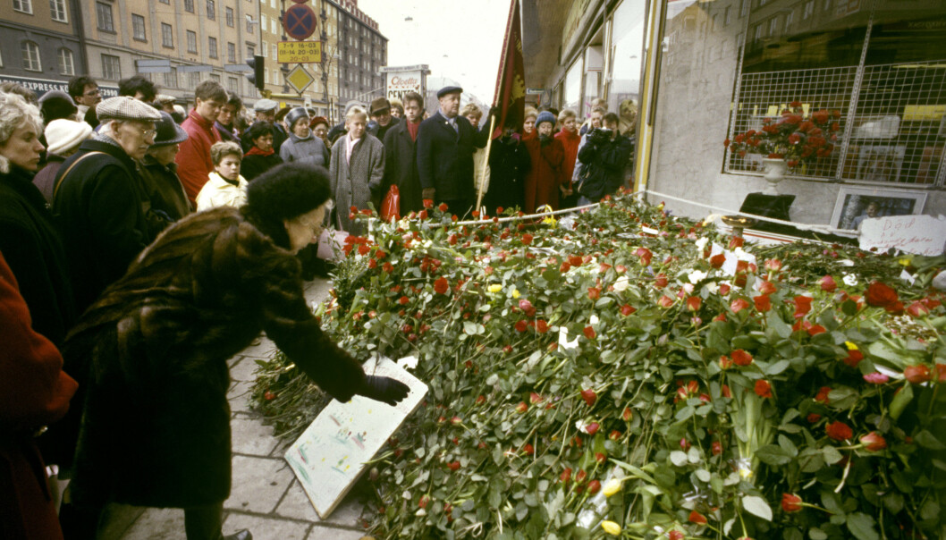 <strong>ÅSTEDET:</strong> Svenskene la ned blomster på stedet hvor Palme ble skutt og drept. Foto: Anders Holmström /TT / AP / NTB Scanpix <strong>ÅSTEDET:</strong> Svenskene la ned blomster på stedet hvor Palme ble skutt og drept. Foto: Anders Holmström /TT / AP / NTB Scanpix